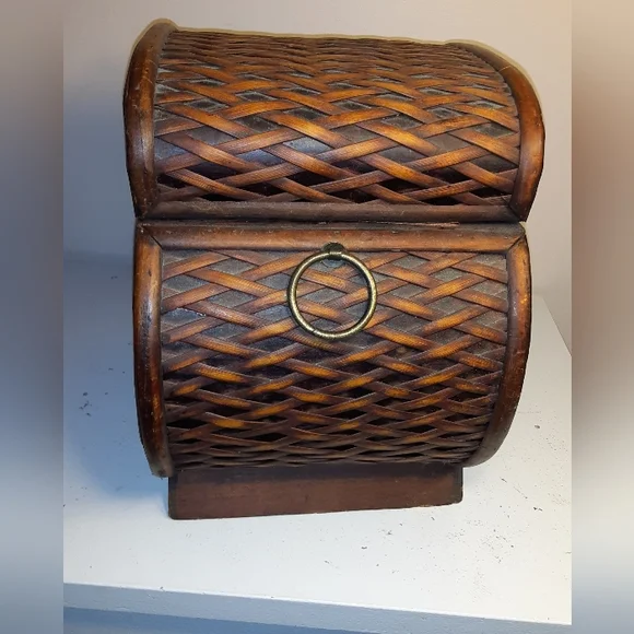 Decorative wooden box, opens for storage - Picture 3 of 4